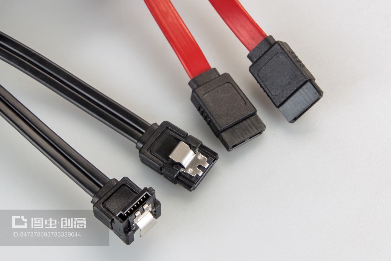 高速SATA硬盘数据线缆特写 精密互联的数码动脉